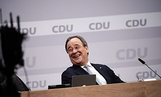 Der neue Parteivorsitzende Armin Laschet sitzt beim digitalen CDU-Bundesparteitag auf dem Podium. - Foto: Michael Kappeler/dpa