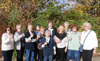 Stoßen mit einem Glas Sekt auf ein Wiedersehen an (v.l.n.r.): Annegret Semmling, Angelika Fehr, Ilse Lemburg, Monika Scheiding, Margit Rullkötter, Christiane Ehbrecht (damalige Lehrerin), Doris Aurich, Brigitte Weber, Cornelia Löhr, Rita Lenk und Heide-Marie Greife. - Claus Frickemeier