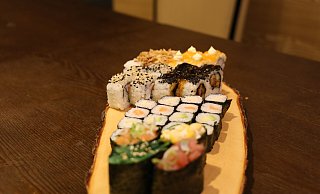 Der Sushi-Meister vom Natsuumi hat seine Ware auf einem Holzbrett angerichtet. - Lena Kley