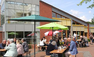Auf der Sonnenterrasse des Spaziergänger-Cafés ließen sich viele Gäste Kaffee und Kuchen schmecken. - Klaus Frensing