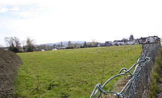 Die Wiese, auf der das neue Wohngebiet entstehen soll, liegt ein ganzes Stück tiefer als der Alte Kirchweg. - Björn Kenter