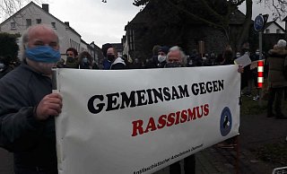 In Höxter auf dem Wall haben sich zahlreiche Bürger zur Mahnwache gegen die AfD-Veranstaltung, die in der Stadthalle stattfindet, versammelt. - Burkhard Battran