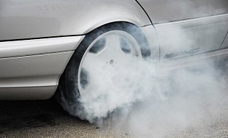 Die Frau war mit ihrem BMW auf der Münsterstraße in Schloß Neuhaus unterwegs. - Symbolbild: Pixabay / Creative Commons