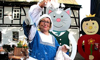 Lässt es schneien über Höxter: Marianne Fien spielt seit rund 15 Jahren die Frau Holle. So auch am kommenden Märchensonntag. - Burkhard Battran