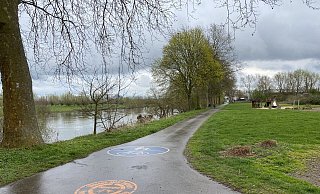 Zwischen dem Parkplatz auf der Rehmer Insel und dem "Alten Fährhaus" soll noch in diesem Jahr der zweite Bauabschnitt des Weserradweges fertig werden. - Nicole Sielermann