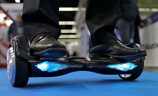 Ein Hoverboard, hier auf einem Symbolbild zu sehen, ist am Wochenende in Schloß Holte-Stukenbrock in Brand geraten. - Picture Alliance