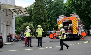 Drei Personen wurden mit Verdacht auf Rauchgasinhalation vom Rettungsdienst der Paderborner Feuerwehr behandelt. - Ralph Meyer