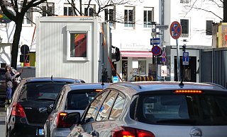 Die Autos drängen wieder ins Hufeisen, der Wärtercontainer (Hintergrund) wird abtransportiert. - Peter Unger