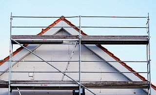 Baugerüst in einem Neubaugebiet. Die Zahl der Baugenehmigungen ist erneut gesunken. - Uwe Anspach/dpa