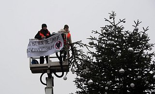 Ohne Spitze: Der Weihnachtsbaum vor dem Brandenburger Tor. - Paul Zinken/dpa