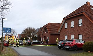 Über eine Steckleiter verschafften sich Feuerwehrkräfte Zugang zu einer verschlossenen Wohnung im rückwärtigen Bereich. In der Wohnung sorgte angebranntes Essen auf dem Herd für eine Rauchentwicklung und sorgte so für den Einsatz der Feuerwehr. - Feuerwehr