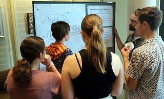 Im Kinder- und Jugendrat bringen die Teilnehmer selbst Themen ein - viele davon beziehen sich auf die Schulen, einige aber auch auf allgemeine Stadtthemen. Hier ein Archivbild aus der Sitzung im August 2023. - Katharina Eisele