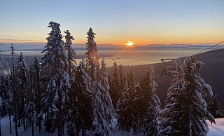 Schneelandschaft mit Aussicht: Oben auf Grouse Mountain, einem Berg in Nord Vancouver, können Besucher neben Skifahren und Schlittschuhlaufen auch den Ausblick über verschneite Tannen, die Stadt und das Meer genießen. Beim Sonnenuntergang über den Wolken verwandelt sich das Skigebiet in ein Winter Wunderland aus dem Bilderbuch. - Lara Hus