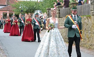 Majestäten im Sonnenschein: Das Königspaar Claudia und Michael Böhler war mit seinem Hofstaat der strahlende Mittelpunkt beim Fest der Feste im Nethedorf. - Silke Riethmüller