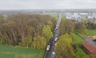 Eine Drohne der Feuerwehr suchte Insassen, die sich zunächst von der Unfallstelle auf der B239 entfernten. - Feuerwehr Espelkamp