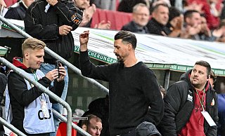 Augsburgs neuer Coach Sandro Wagner fiel kürzlich mit einer Bla-Bla-Geste Richtung Zuschauer auf. - Harry Langer/dpa