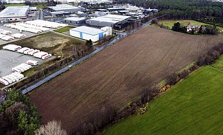 Die Ackerfläche im Vordergrund soll Standort des neuen Bevölkerungsschutzzentrums des Kreises Gütersloh werden. Sie liegt auf Verler Stadtgebiet an der Thaddäusstraße im Ortsteil Sürenheide, dem Gewerbegebiet an der Autobahn 2 unmittelbar gegenüber. - Roland Thöring