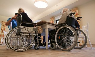 Investoren ziehen im Kreis Gütersloh neue Alten- und Pflegeeinrichtungen hoch, obwohl es statistisch schon jetzt einen Überhang an Plätzen gibt. - picture alliance