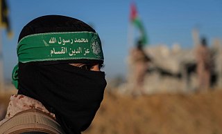 Ein Kämpfer der islamistischen Terrororganisation Hamas bei früherer Waffenruhe. (Archivbild) - Abdel Kareem Hana/AP/dpa