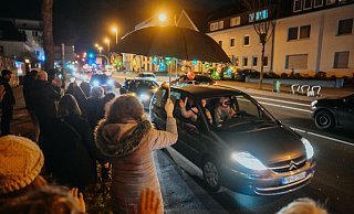 Die Spaziergänger feiern die Fahrer im Korso. - Besim Mazhiqi