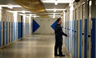 Ein Beamter der Justizvollzugsanstalt Bielefeld-Brackwede öffnet eine Gefängniszelle. Bei Durchsuchungen der Haftzellen fanden die Beamten 274 verschreibungspflichtige Psychopharmaka.