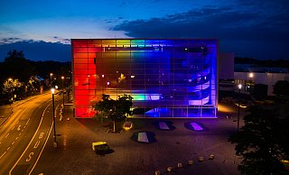 Pünktlich zum Anpfiff des EM-Spiels in München erstrahlte das Theater Gütersloh in Regenbogenfarben. - Kai Uwe Oesterhelweg