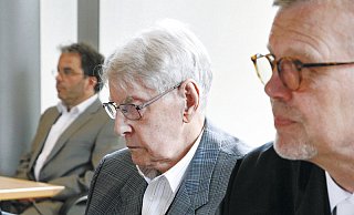 Erklärung angekündigt: Johannes Salmen (rechts) wird eine Erklärung von Reinhold Hanning verlesen. - Bernhard Preuß