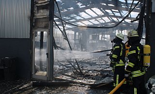 Mit gleich mehreren Löschangriffen hat die Freiwillige Feuerwehr den Brand in der Lagerhalle bekämpft.