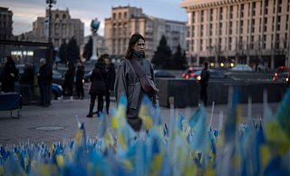 Eine Frau betrachtet die ukrainischen Flaggen, die zum Gedenken an die Gefallenen des Krieges in der Nähe des Kiewer Maidan-Platzes aufgestellt wurden. - Daniel Cole/AP/dpa