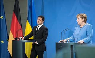 Wolodymyr Selenskyi, Präsident der Ukraine, und Bundeskanzlerin Angela Merkel (CDU) geben vor ihrem Gespräch ein Pressestatement. - Foto: Stefanie Loos/AFP POOL/dpa