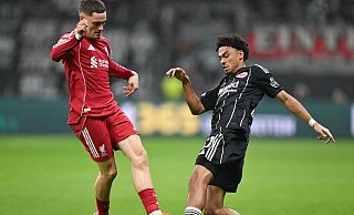 Spielte sich selbst aus und Eintracht Frankfurt um Nathaniel Brown (r) noch tiefer in die Krise: Liverpools Florian Wirtz (l). - Arne Dedert/dpa