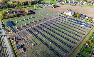 Der Aufbau der Freiflächen Solaranlage in Bruchmühlen. Im November soll sie schon ans Netz gehen. - Faber Solartechnik