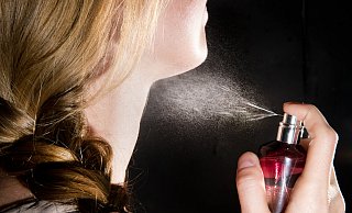Auch Parfüm und Kosmetik-Produkte werden zunehmend online gekauft, darauf reagieren die Marktteilnehmer. - picture alliance / dpa Themendienst