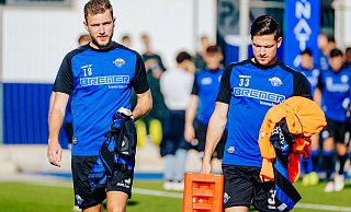 Dennis Srbeny (l.) und Marcel Hoffmeier im Trainingslager in Spanien. Srbeny steckt aktuell in einer leichten Schaffenskrise und muss sich geduldig zeigen. Trainer Lukas Kwasniok und der SC Paderborn stehen weiter hinter ihm. - BESIM MAZHIQI