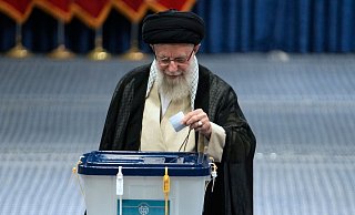 Irans Religionsführer Ajatollah Ali Chamenei gibt bei der Eröffnung der Präsidentenwahl seinen Stimmzettel ab. - Vahid Salemi/AP