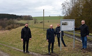 Am Hochwasserrückhaltebecken Sudheim, südlich von Lichtenau, stellt der Wasserverband die erste von 14 Info-Tafel auf. - Kreis Paderborn