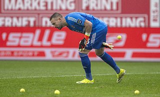 Fortunen-Torwart Florian Kastenmaier versucht seinen Strafraum von den Tennisbällen zu säubern, die SCP-Fans nach gut einer Stunde Spielzeit aufs Spielfeld geworfen haben. - dpa/picture alliance