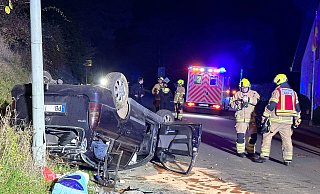 Der Opel Astra des 55-Jährigen prallte in die Böschung, überschlug sich und blieb unter einer Laterne auf auf dem Dach liegen. - Ralph Meyer