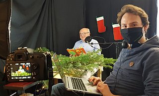 Einrichtungsleiter Ralf Mengedoth (links) liest sein Kapitel für den „Adventskalenderfür die Ohren“ der Ev. Jugendhilfe Schweicheln ein. Die Idee für das Projekt hatteAuszubildender Aike Schäfer (rechts). - EJHS