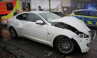 Der Jaguar des Gesuchten wurde bei der Kollision im Kreisverkehr erheblich beschädigt. - Polizei Paderborn