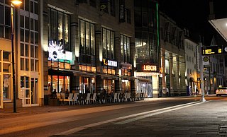 Auch am Kamp sind kaum Passanten zu sehen. Nur in den Restaurants sind größere Menschengruppen anzutreffen. Viele davon achten darauf, nicht mehr als 100 Gäste zu beherbergen. - Moritz Jülich