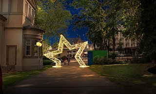 Ein leuchtendes "Sternentor" soll zum Weihnachtsmarkt den Eingang zum Kurpark markieren. - KM Concept