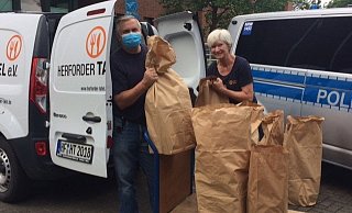 Die Mitarbeiter der Tafel übernehmen die Waren. - Bettina Kirchner