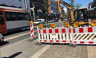 Die Schienen in der Hauptstraße sind verlegt - zumindest der Großteil ist ausgebessert - und da gibt's schon die nächsten Baustellen.  - Silke Kröger