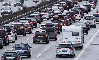 Autos stehen auf einer Autobahn im Stau. Der ADAC warnt zu Weihnachten vor viel Verkehr an den Hauptreisetagen. - Marijan Murat/dpa