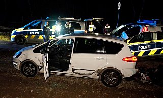 In einer Baustelle brachten die Streifenwagen der Autobahnpolizei den Mann in diesem Ford S-Max endlich zum Stoppen. - -/tv7news/dpa