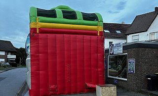 Die Hüpfburg auf dem Parkplatz. Unter dem Holzkasten befindet sich der Generator - und der ist Anwohnern zu laut. - NW