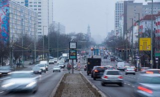 Autos fahren im morgendlichen Berufsverkehr durch Berlin. - Foto: Christophe Gateau/dpa