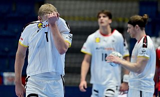 Die deutschen Handballer waren gegen Spanien chancenlos. - Foto: Marijan Murat/dpa