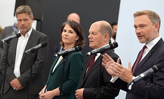 Robert Habeck, Annalena Baerbock, Olaf Scholz und Christian Lindner: Wird der Koalitionsvertrag am Mittwoch vorgelegt?. - Foto: Kay Nietfeld/dpa